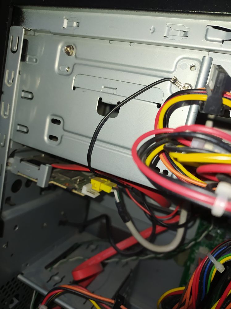 wenn die zwei schrauben entfernt werden kann man es leicht bewegen das laufwerk aber nicht herausziehen