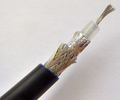 Aufbau eines Koaxialkabels. Titel: Cut showing the composition of a coaxial cable. Urheber: FDominec Quelle: https://de.wikipedia.org/wiki/Datei:Coaxial_cable_cut.jpg Lizenz: https://creativecommons.org/licenses/by-sa/3.0/de/