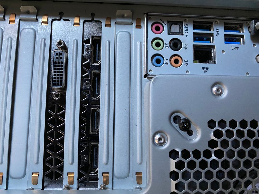 die 4 nebeneinanderliegenden habe ich getestet. Der zweite von links ist ein HDMI Eingang auch den habe ich dann mit entsprechendem Kabel getestet. Wurde aber überhaupt kein Signal erkannt