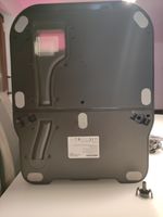 Station und Bodenplatte zusammenstecken und mit den beiden Zapfen sichern