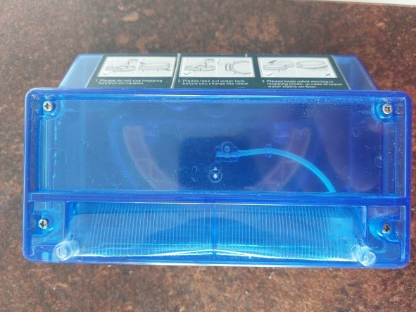 Wassertank, diese Schrauben müssen gelöst werden.