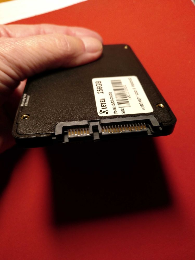 neue einzubauende SSD mit PINs