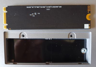 Rückseite des Speichers (schwarz sichtbar)