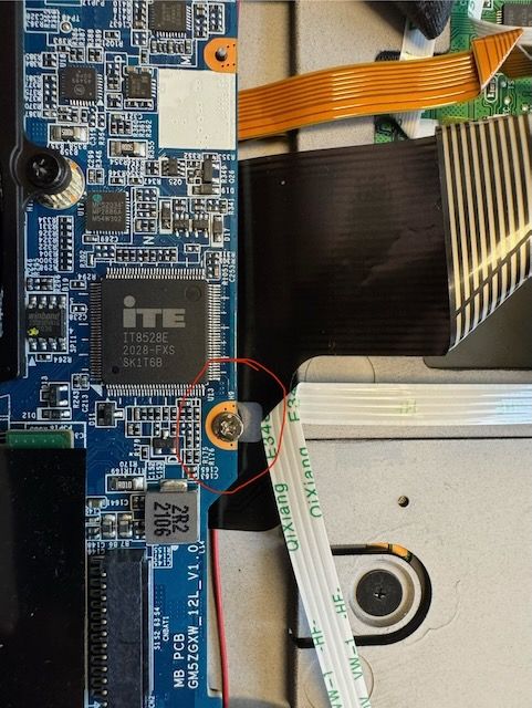 Aussparung der Tastaturkabel in Mainboardhalterung