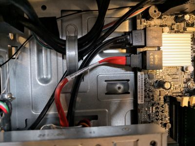 Über dem roten Kabel ist noch ein Anschluss frei